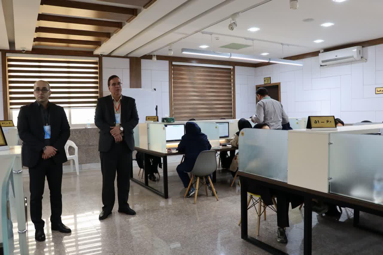 بازدید رئیس دانشگاه علوم پزشکی اراک از روند برگزاری آزمون بدو خدمت کارکنان